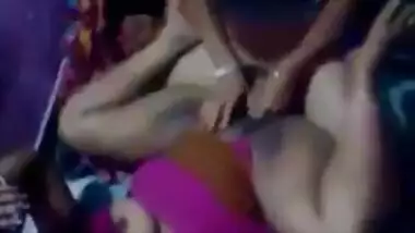 Harami aunty ki apne pados ke jawan ladke se hot sex