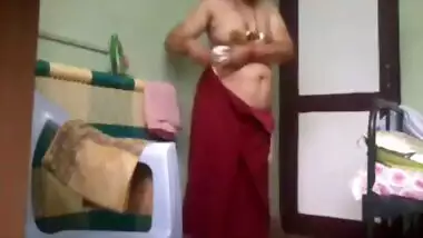 Bhabhi Oiling Her Sexy Legs - Movies. video2porn2