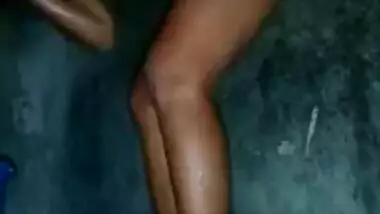 Desi clean cunt show in bath video for her lover
