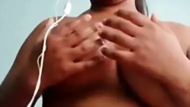 Desi beauty playing with her hot sexy figure