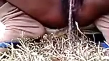Bhabhi outdoor pee