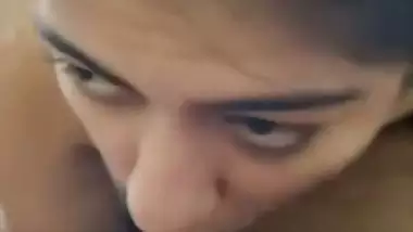 Sexy nude babe gives a desi blowjob to her guy