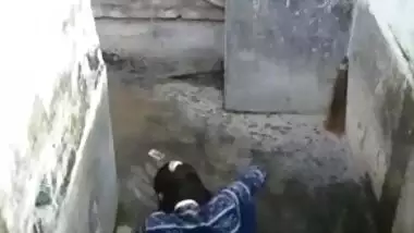 Pissing Desi woman doesn't suspect that era films her